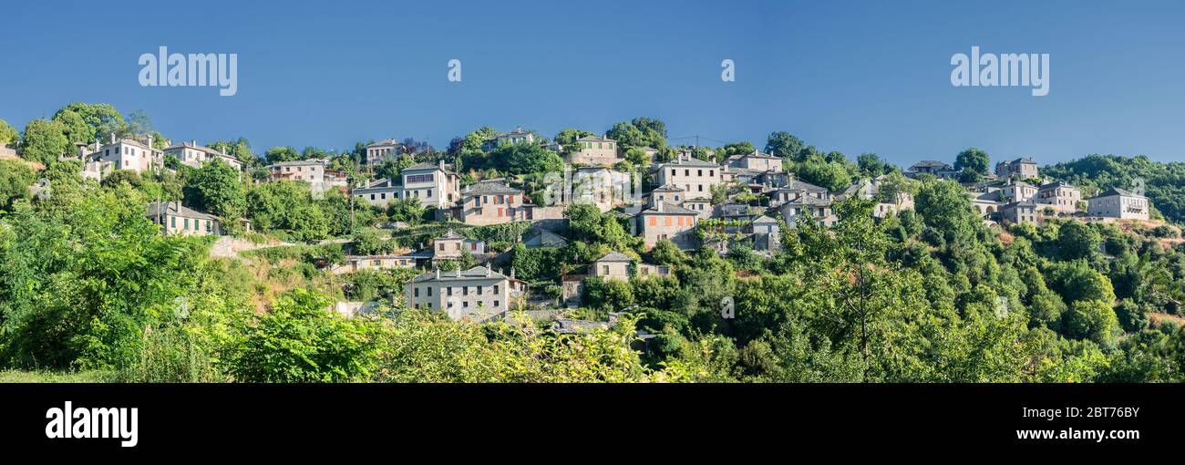 Blick auf das Dorf Monodendri, Zagoria, Epirus, Nord-West Griechenland. Stockfoto