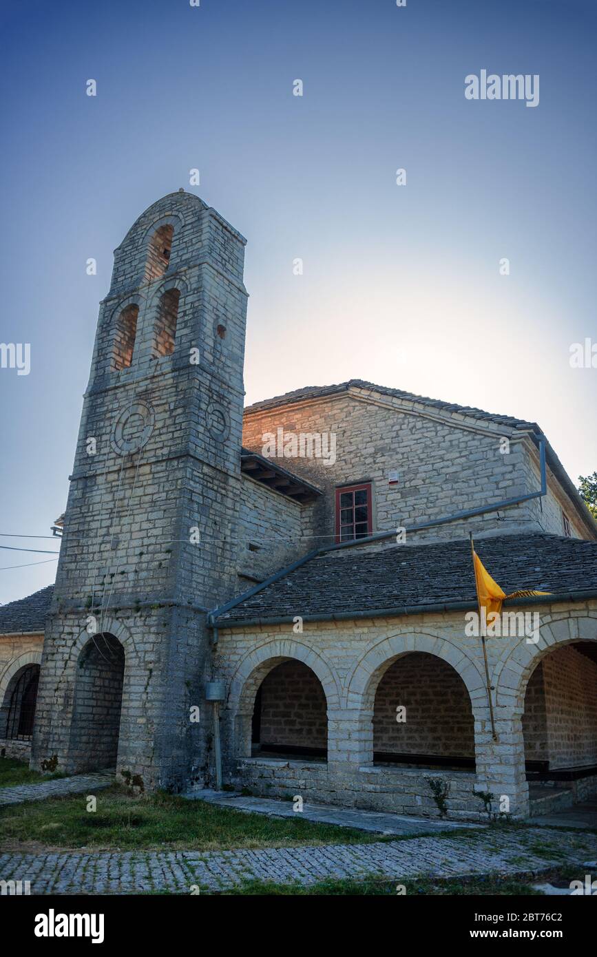 Das Dorf Monodendri, eines der schönsten malerischen Dörfer im bergigen Griechenland. Gelegen in Zagori Region, Ioannina, Epirus, Griechenland, Europa. Stockfoto