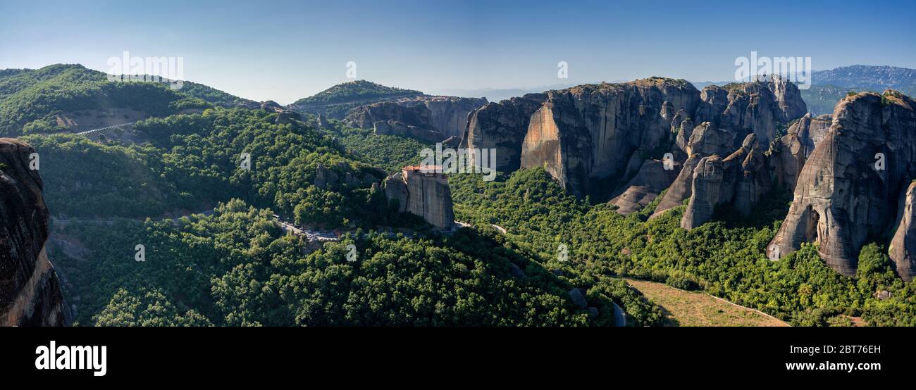 Herrlicher Blick auf die Felsformationen mit den berühmten Klöstern in Meteora, Nordgriechenland Stockfoto
