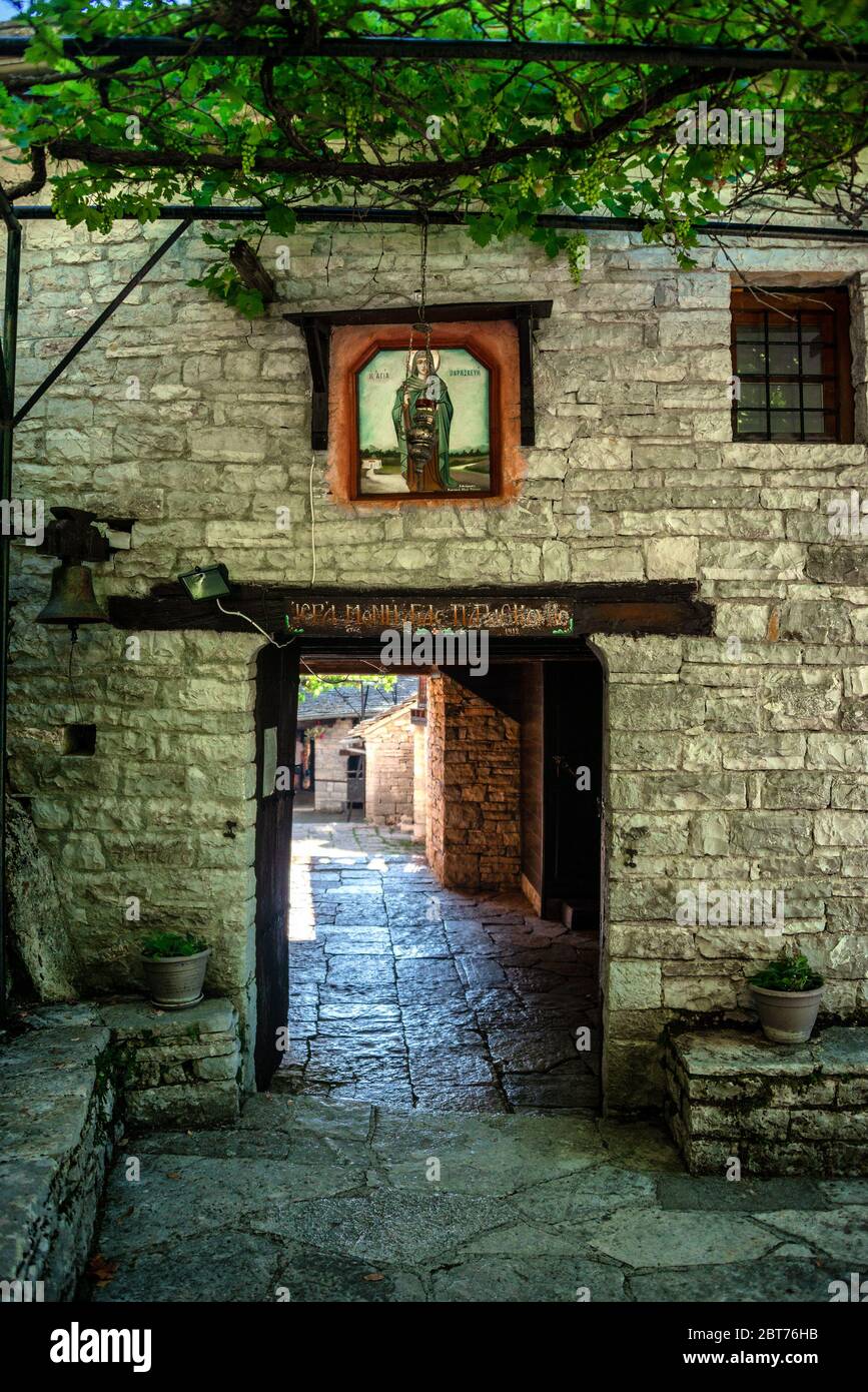 Verlassene Kloster Agia Paraskevi am Rande der Vikos-Schlucht. Stockfoto