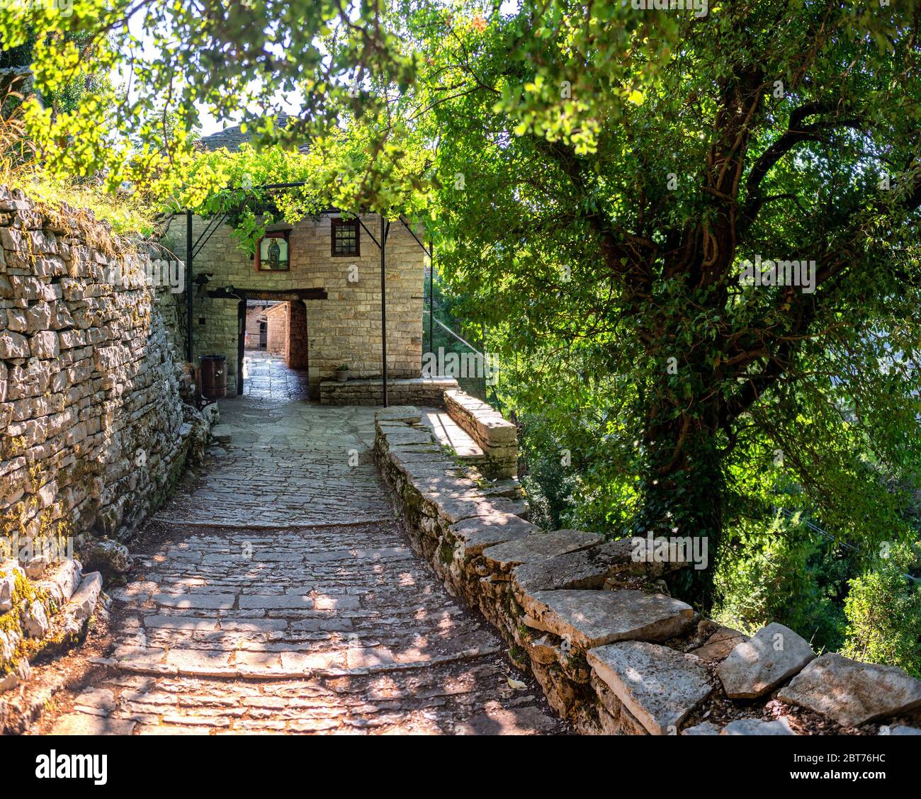 Verlassene Kloster Agia Paraskevi am Rande der Vikos-Schlucht. Stockfoto