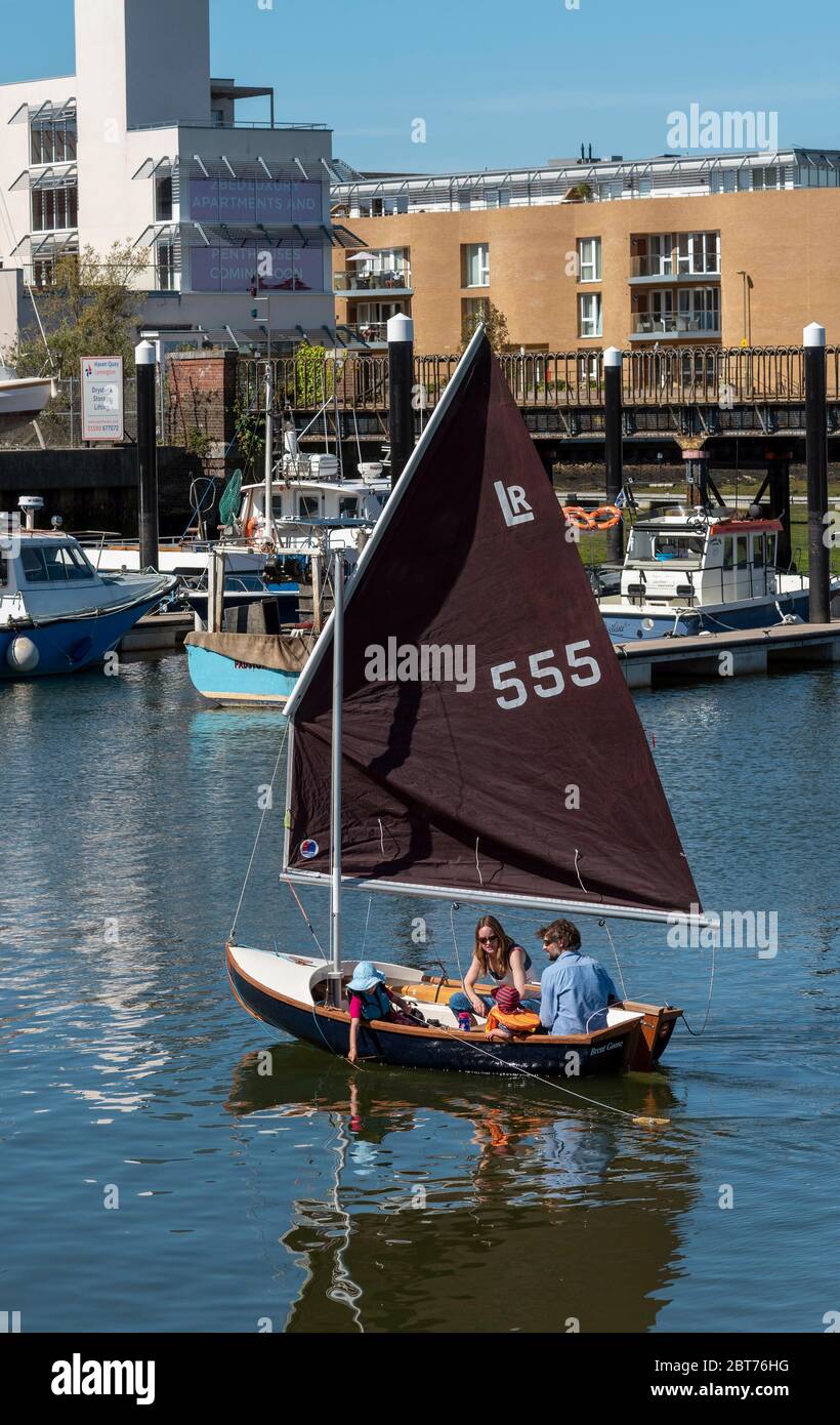 VLymington, Hampshire, England, Großbritannien, Mai 2020. Familie segelt ein Laser Radial Segelboot auf dem Lymington River, Südengland, Großbritannien. Stockfoto