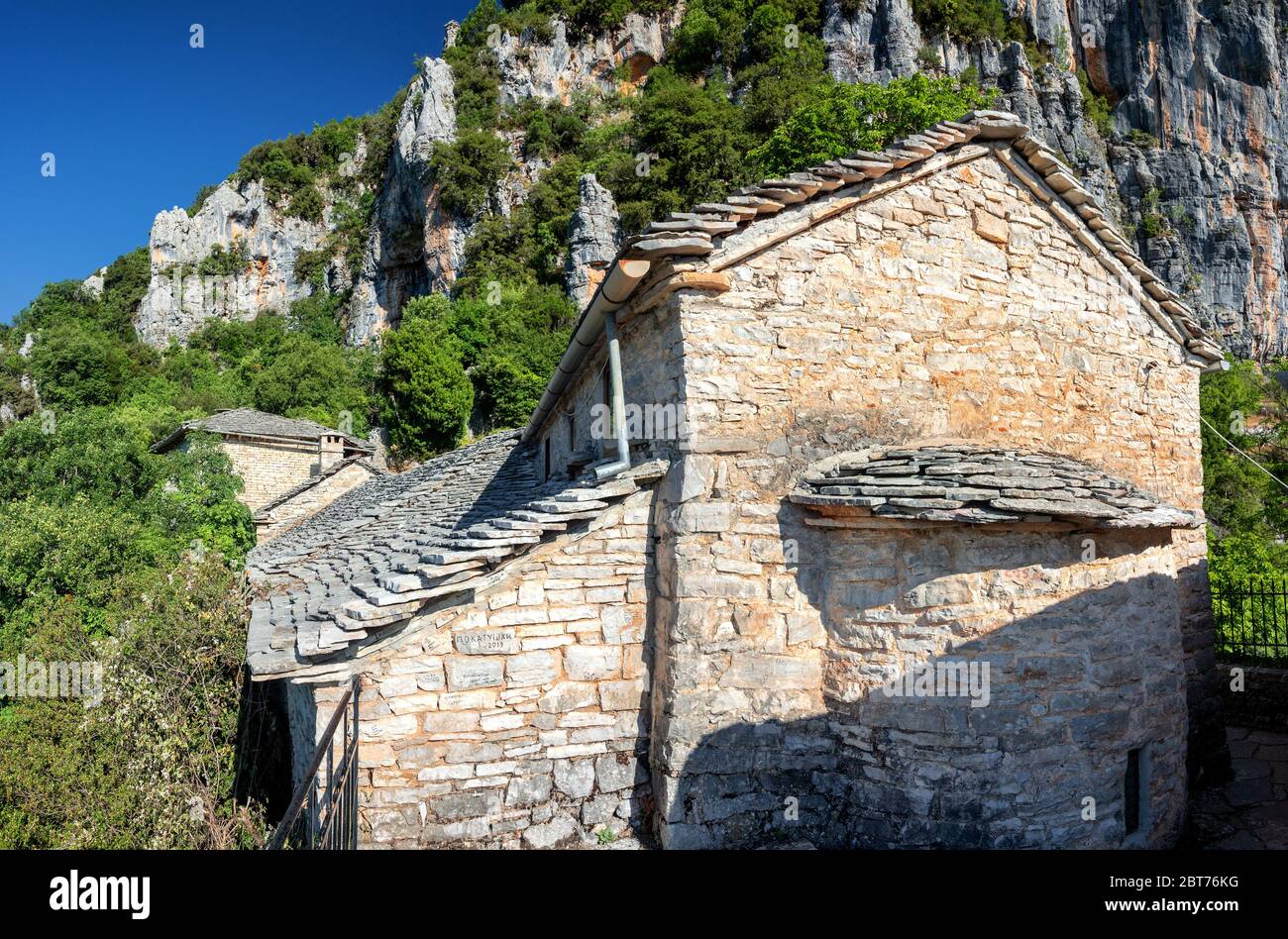 Verlassene Kloster Agia Paraskevi am Rande der Vikos-Schlucht. Stockfoto
