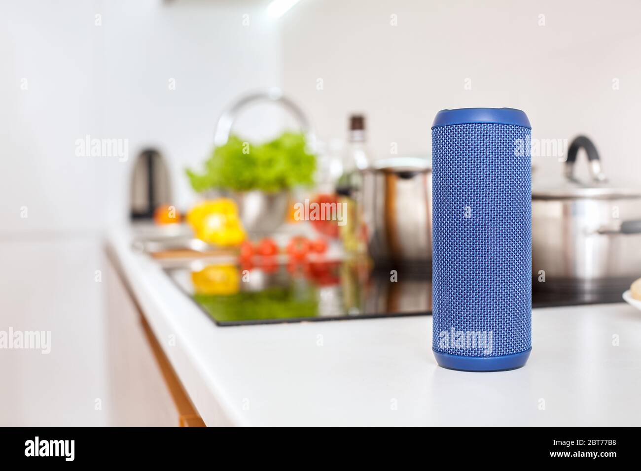 Innovation, Smart Wireless Lautsprecher auf dem Tisch zu Hause Nahaufnahme unscharfen Hintergrund Stockfoto