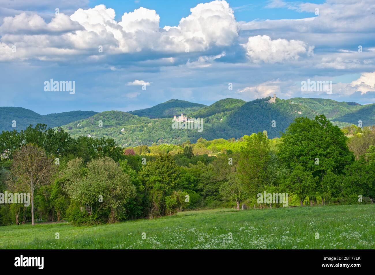 DEUTSCHLAND, BONN. Blick über das Rheintal in Richtung Siebengebirge mit den Schlössern Drachenburg und Drachenfels Stockfoto