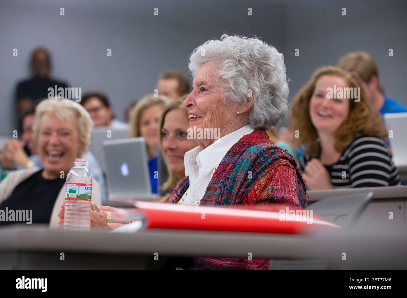 Austin, TX 30. Oktober 2012: Annie Glenn, Ehefrau des legendären Piloten und Astronauten John Glenn, spricht mit Studenten an der Universität von Texas Annie, 100, ein starker Verfechter der Sprachstörung Forschung, verstarb 19. Mai 2020 aufgrund von Komplikationen von COVID-19 nach einer 73-jährigen Ehe. Kredit: Bob Daemmrich/Alamy Live News Stockfoto