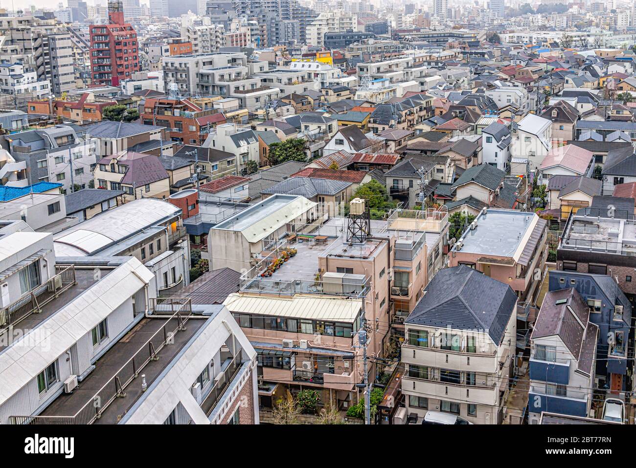 Shinjuku, Tokyo über Sicht Skyline Stadtbild mit Häusern Wohngebäude Wohngebiet und Toshima ward an bewölkten grauen Tag Blick nach unten Stockfoto