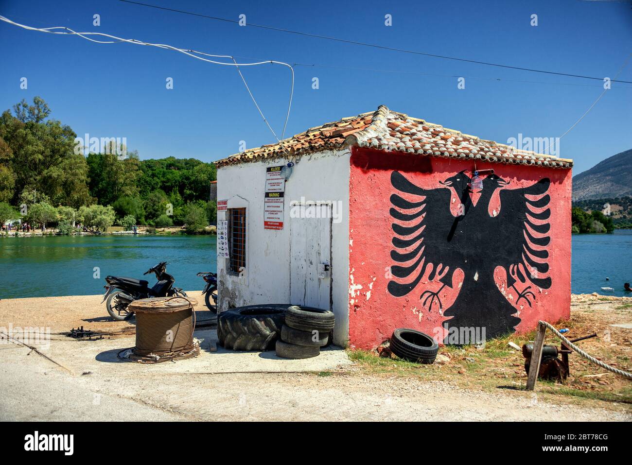 Impressionen von Butrint Seilfähren Gebäude im Vivari Kanal, Südalbanien, Sarande Stockfoto