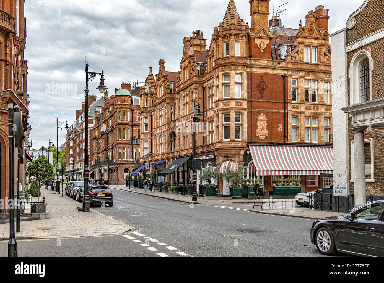 Architektur, Geschäfte und Unternehmen entlang South Audley Street. South Audley Street ist eine große Einkaufsstraße in Mayfair, London in Mayfair, London W1 Stockfoto