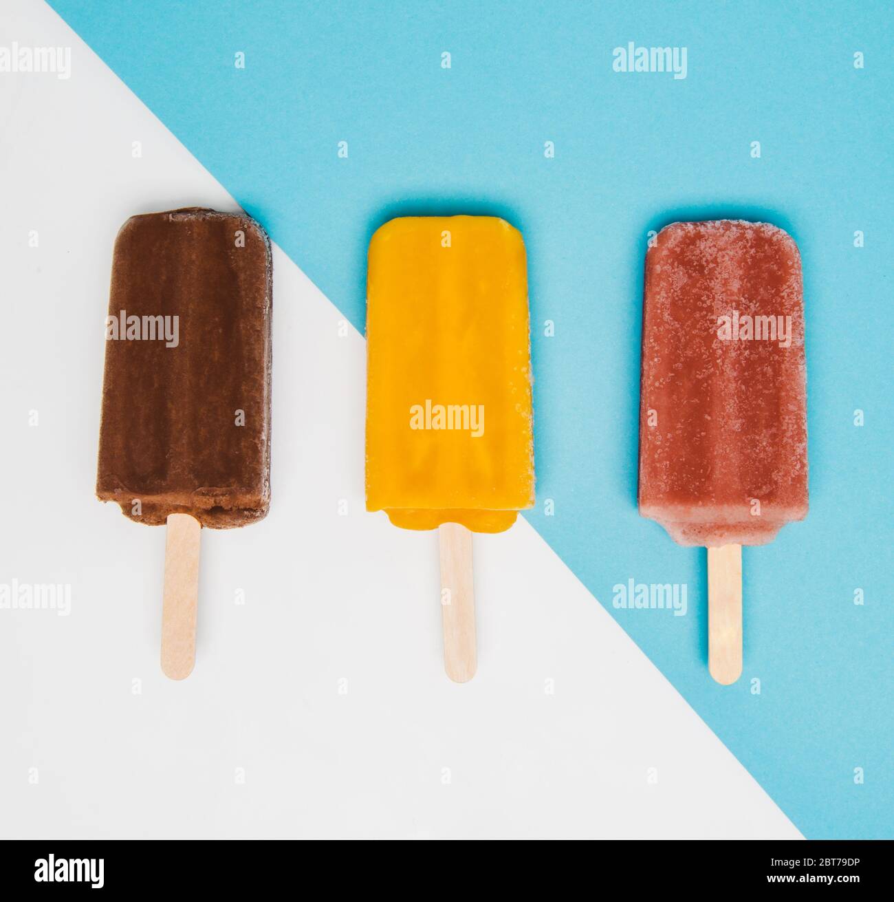 Schokolade, Mango und Himbeermopfeln Stockfoto