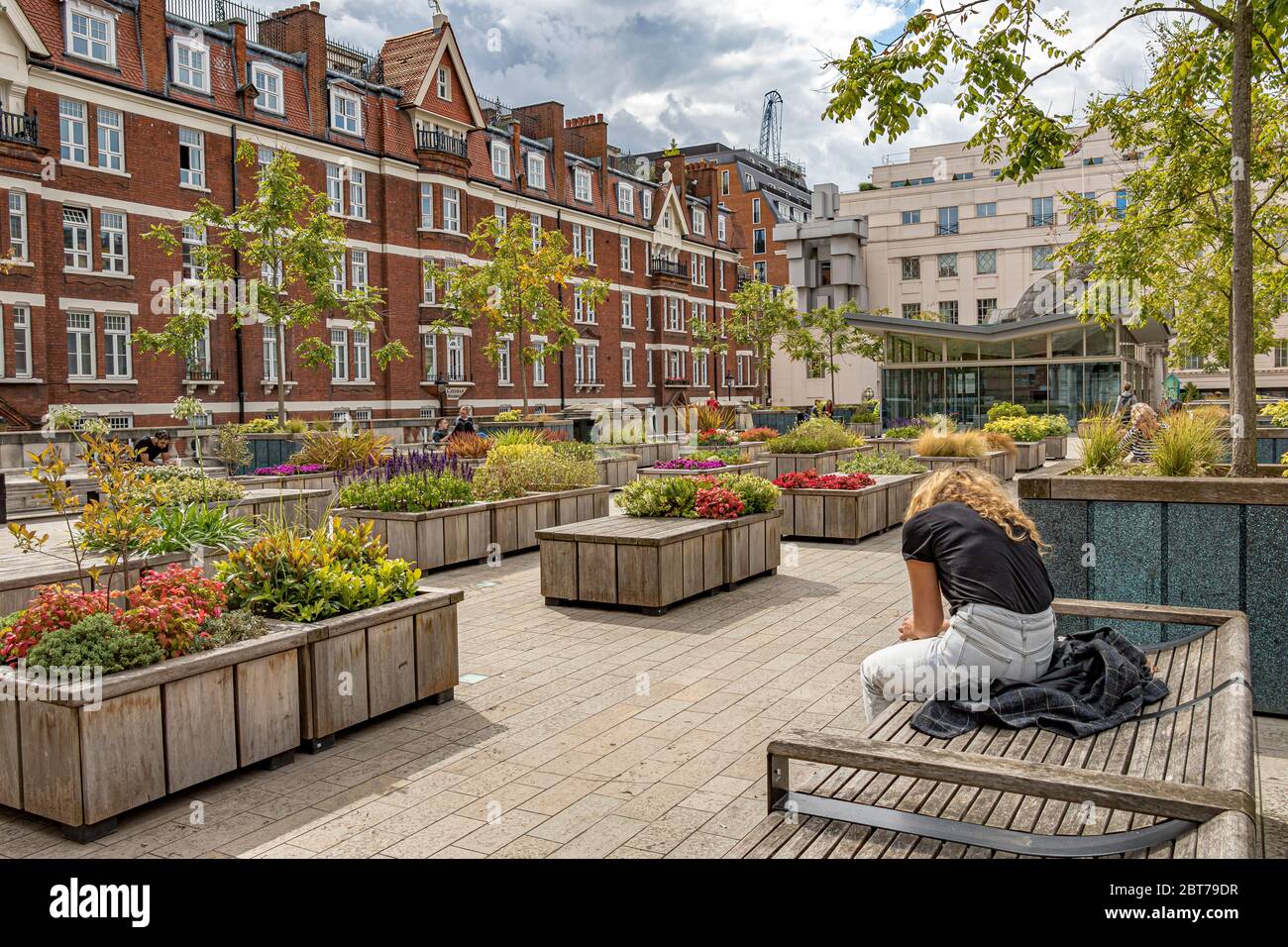 Brown Hart Gardens ist ein erhöhter terrassenförmiger Garten in Mayfair, der 1906 über der alten Duke Street-Stromumspannstation Mayfair, London W1 erbaut wurde Stockfoto