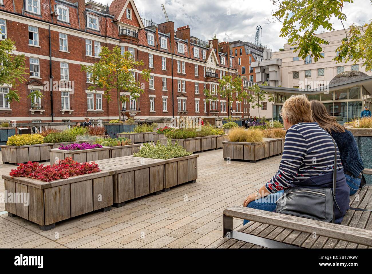 Brown Hart Gardens ist ein erhöhter terrassenförmiger Garten in Mayfair, der 1906 über der alten Duke Street-Stromumspannstation Mayfair, London W1 erbaut wurde Stockfoto