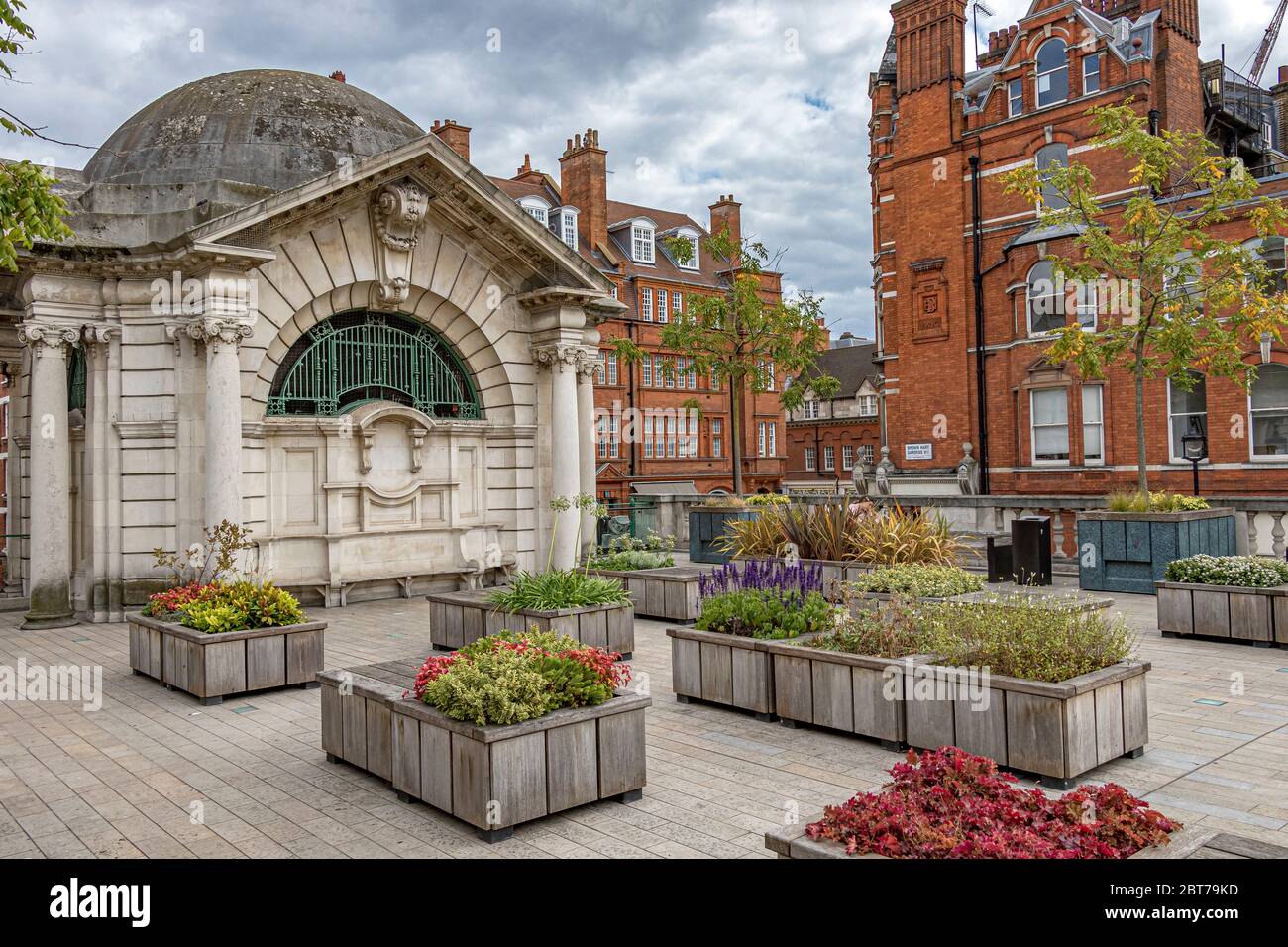 Brown Hart Gardens ist ein erhöhter terrassenförmiger Garten in Mayfair, der 1906 über der alten Duke Street-Stromumspannstation Mayfair, London W1 erbaut wurde Stockfoto