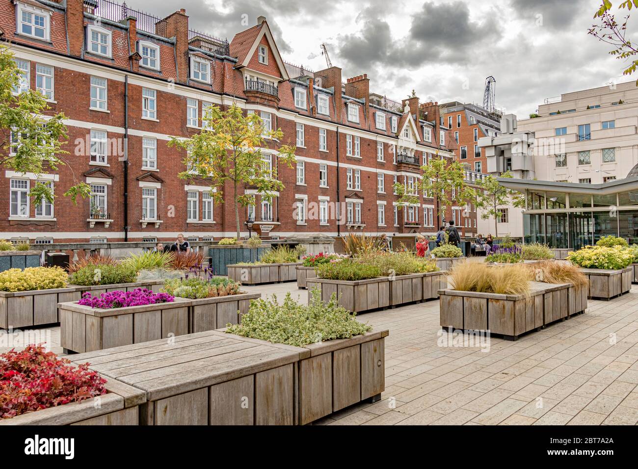 Brown Hart Gardens ist ein erhöhter terrassenförmiger Garten in Mayfair, der 1906 über der alten Duke Street-Stromumspannstation Mayfair, London W1 erbaut wurde Stockfoto