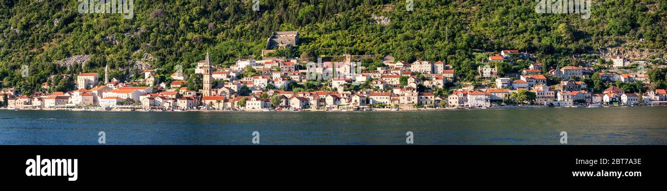 Panoramablick auf Perast in der Bucht von Boka Kotor in Montenegro Stockfoto