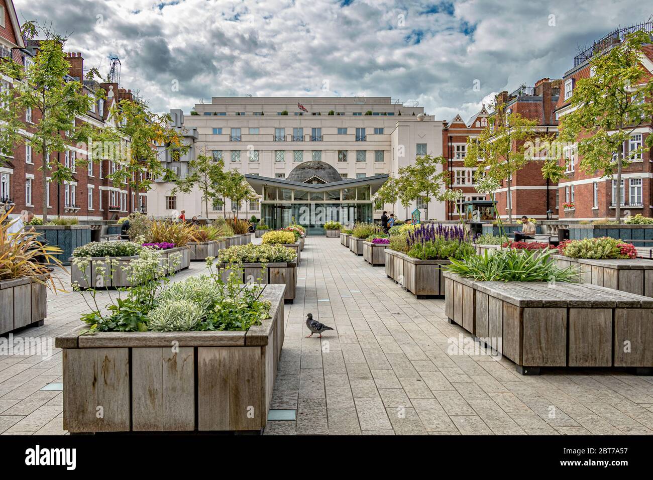 Brown Hart Gardens ist ein erhöhter terrassenförmiger Garten in Mayfair, der 1906 über der alten Duke Street-Stromumspannstation Mayfair, London W1 erbaut wurde Stockfoto