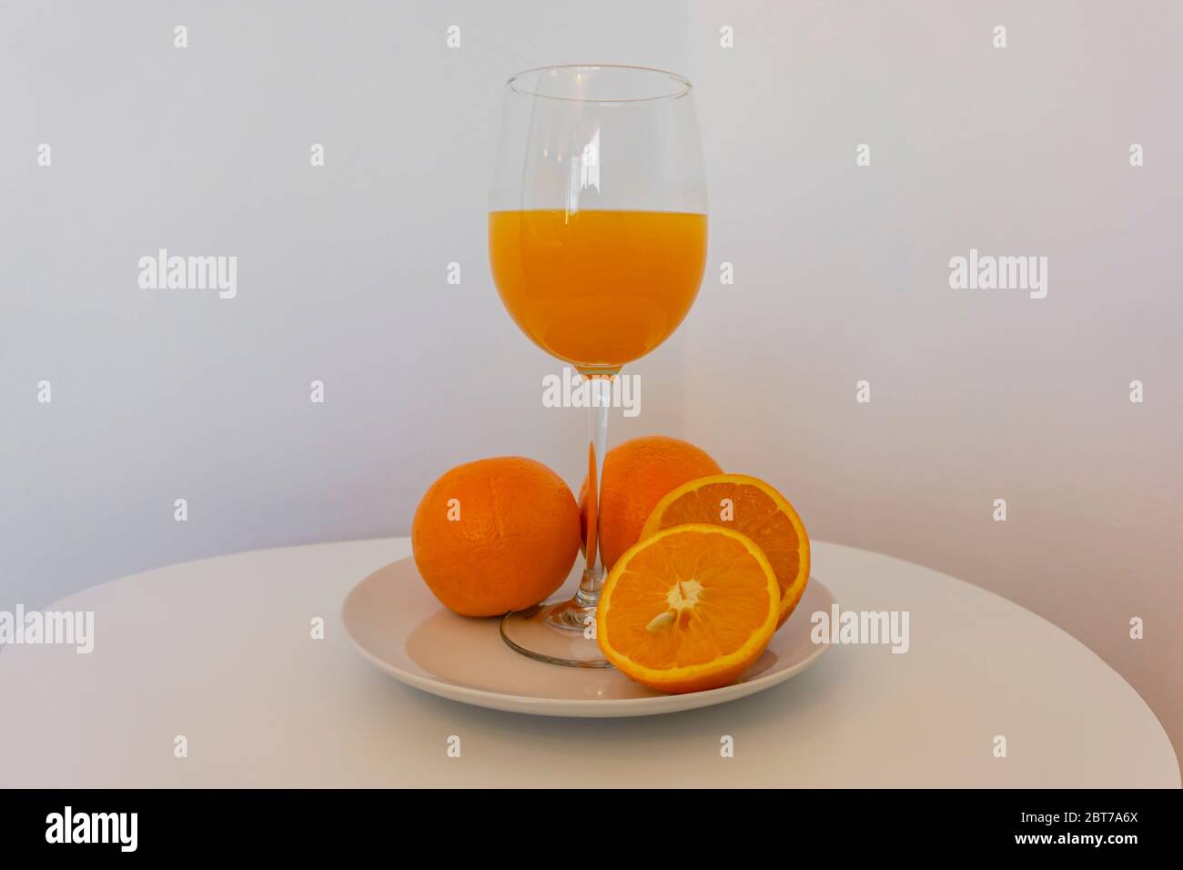 Frisches Orangenglas isoliert Stockfoto