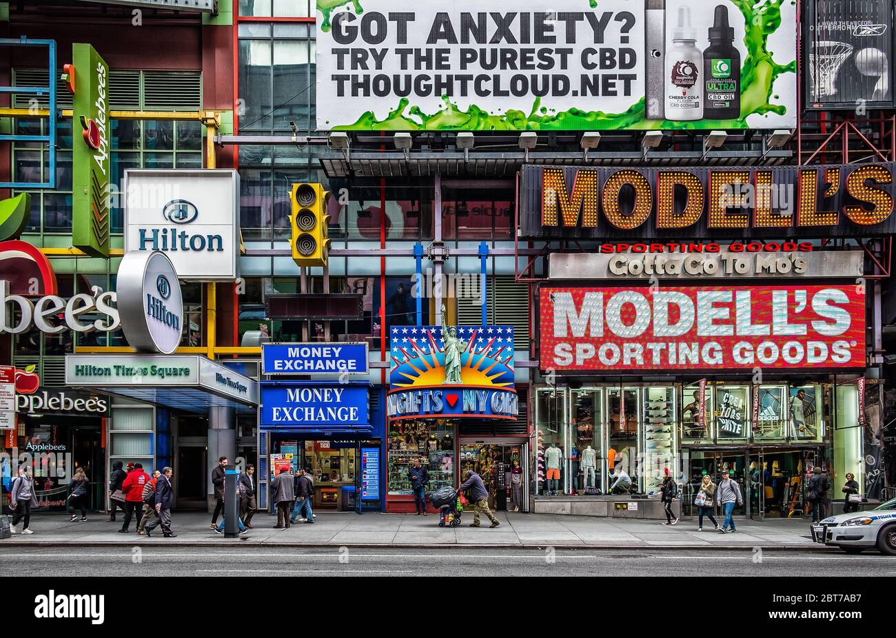 New York City, USA, Mai 2019, urbane Szene auf der 42. Straße zwischen der 8. Und 7. Avenue Stockfoto