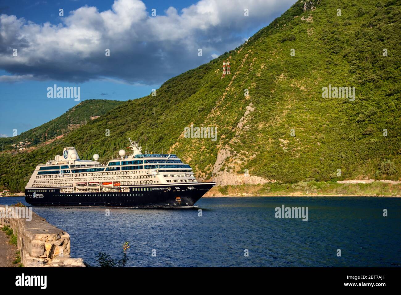 Ein Kreuzfahrtschiff in Kotor Bay in Montenegro. Kotor Bay ist ein wichtiger Haltepunkt für Kreuzschiff, das die Adria segelt Stockfoto