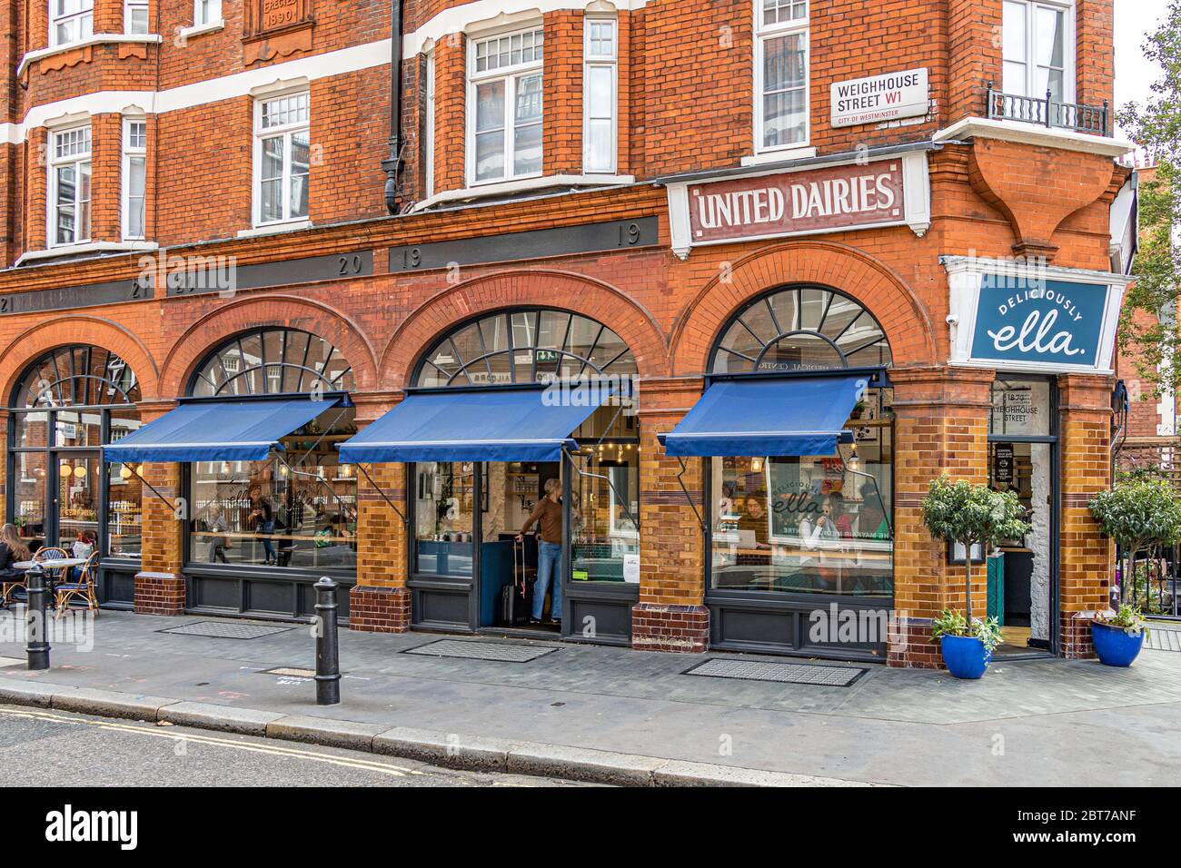 Deliciously Ella ein veganes, vegetarisches Deli im Besitz von Ella Mills befindet sich in einem alten United Dairies Gebäude an der Weighhouse Street in Mayfair, London W1 Stockfoto