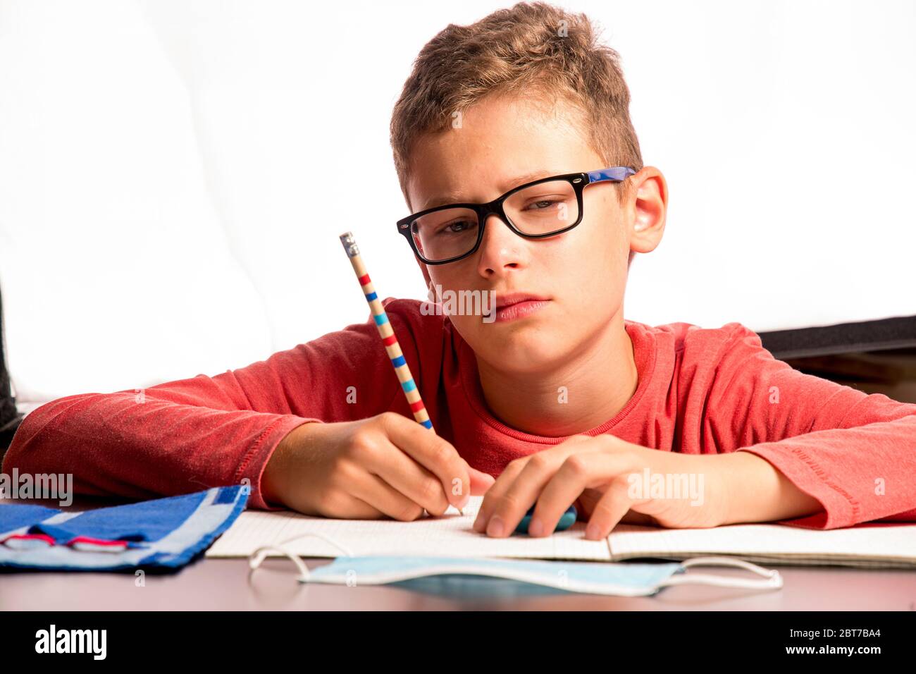 Müde Kinder können nicht mehr lernen und müssen alle Lektionen zu Hause machen Stockfoto