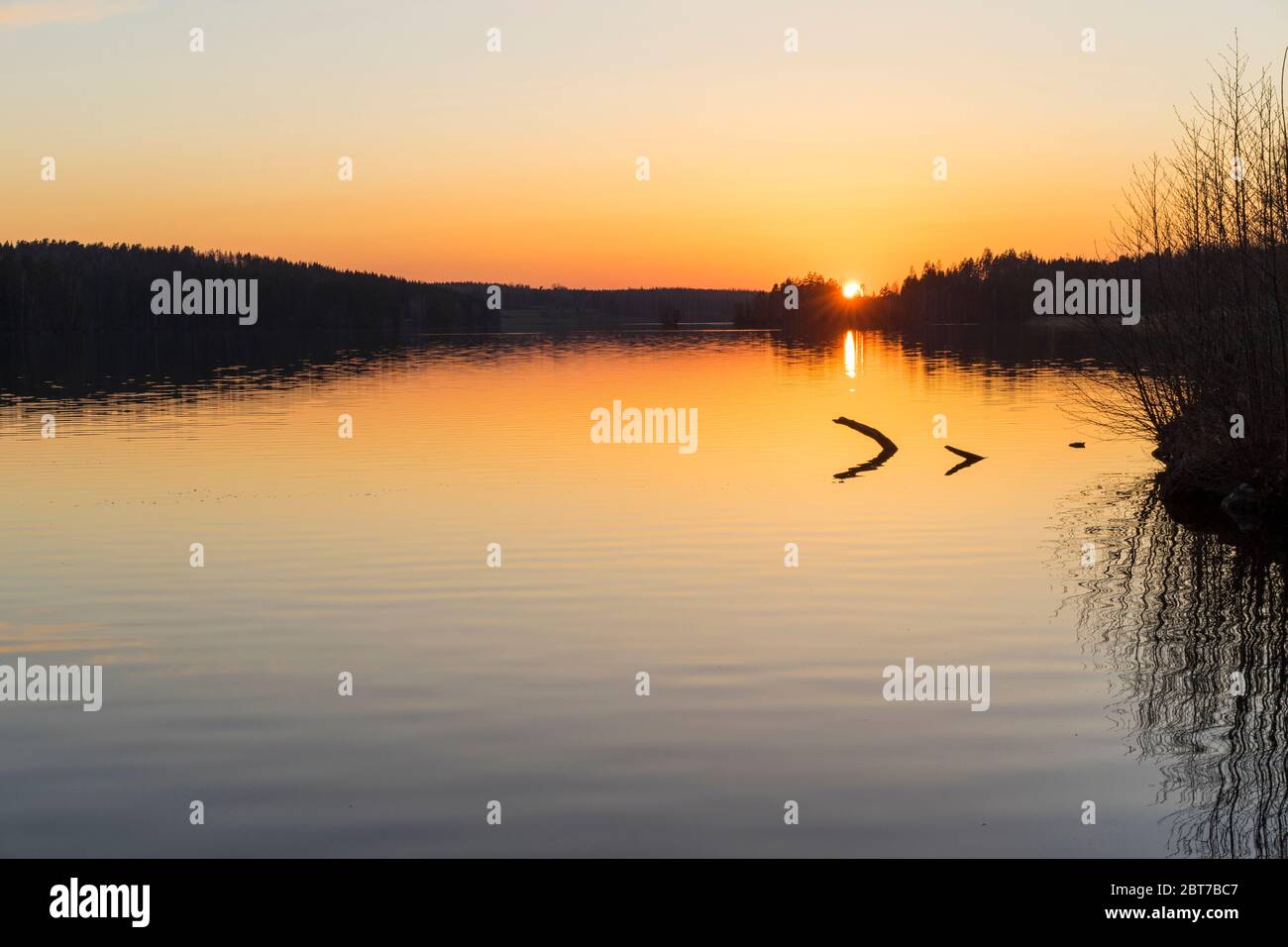 Schöne Natur und Landschaft Foto von Schweden. Schöne, ruhige, friedliche Bild des Frühlings Sonnenuntergang in skandinavischen Outdoor mit See. Stockfoto