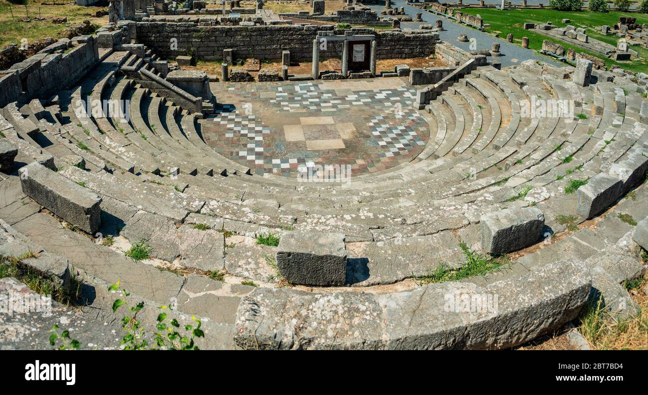 Das 'Ekklesiasterion' ('Versammlungshalle') ist ein Theater-ähnliches Gebäude im alten Messene (oder Messini), der Präfektur Messinia, Peloponnes, Griechenland Stockfoto