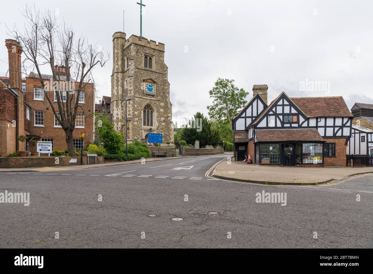 St. John the Baptist Kirche von der High Street, Pinner, Middlesex, England, Großbritannien Stockfoto