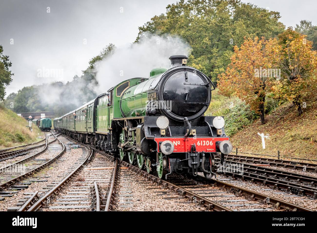 BR 'B1' 4-6-0 No. 61306 'Mayflower' kommt auf der Bluebell Railway während ihrer Herbst Steam Gala am Bahnhof Horsted Keynes an Stockfoto