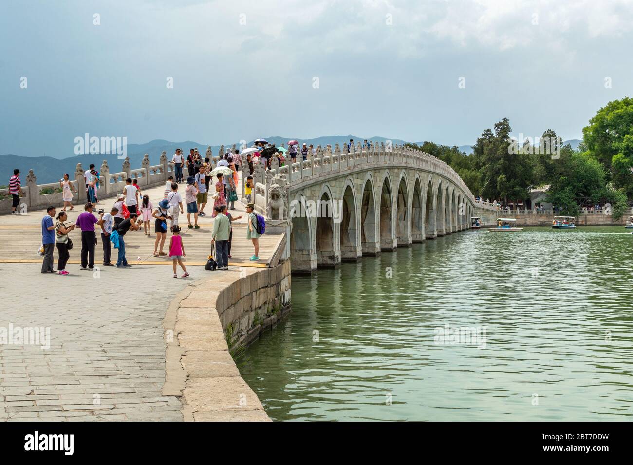 Peking / China - 6. Juni 2015: Seventeen-Arch-Brücke (Shiqikong Qiao) im Sommerpalast, Komplex von Seen, Gärten, Pavillons und Palästen in Beiji Stockfoto