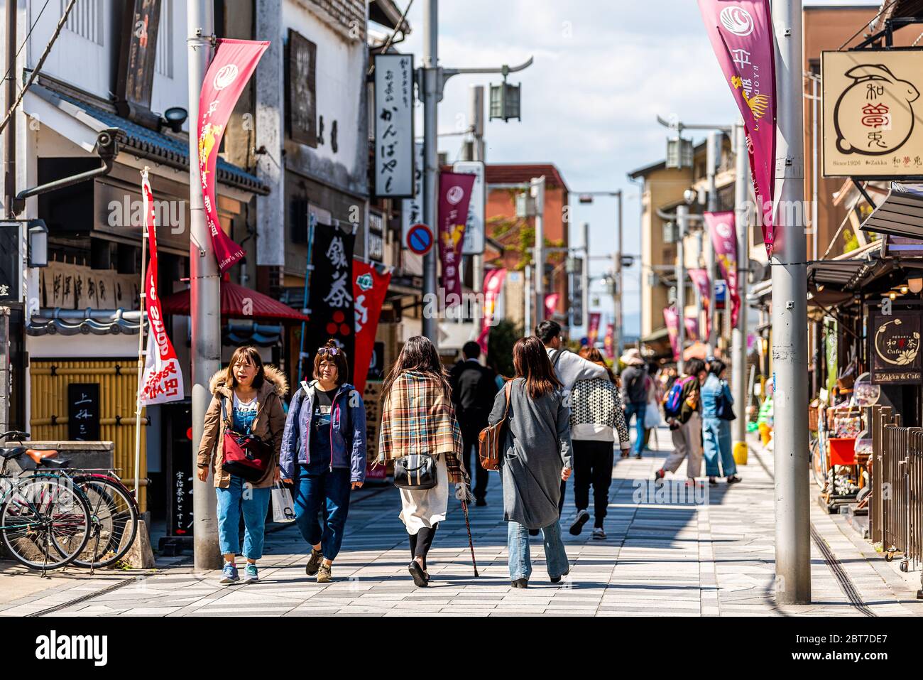 Uji, Japan - 14. April 2019: Traditionelle Stadt mit Straße von Geschäften, die grüne Tee-Produkte und Menge von vielen Menschen Touristen zu Fuß Stockfoto