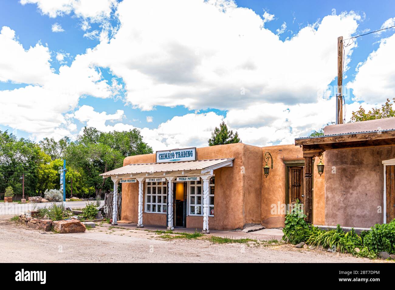 Ranchos de Taos, USA - 19. Juni 2019: Berühmte St Francic Plaza in New Mexico mit Taos Handel Postladen Verkauf von Souvenirs chimayo Zeichen Stockfoto