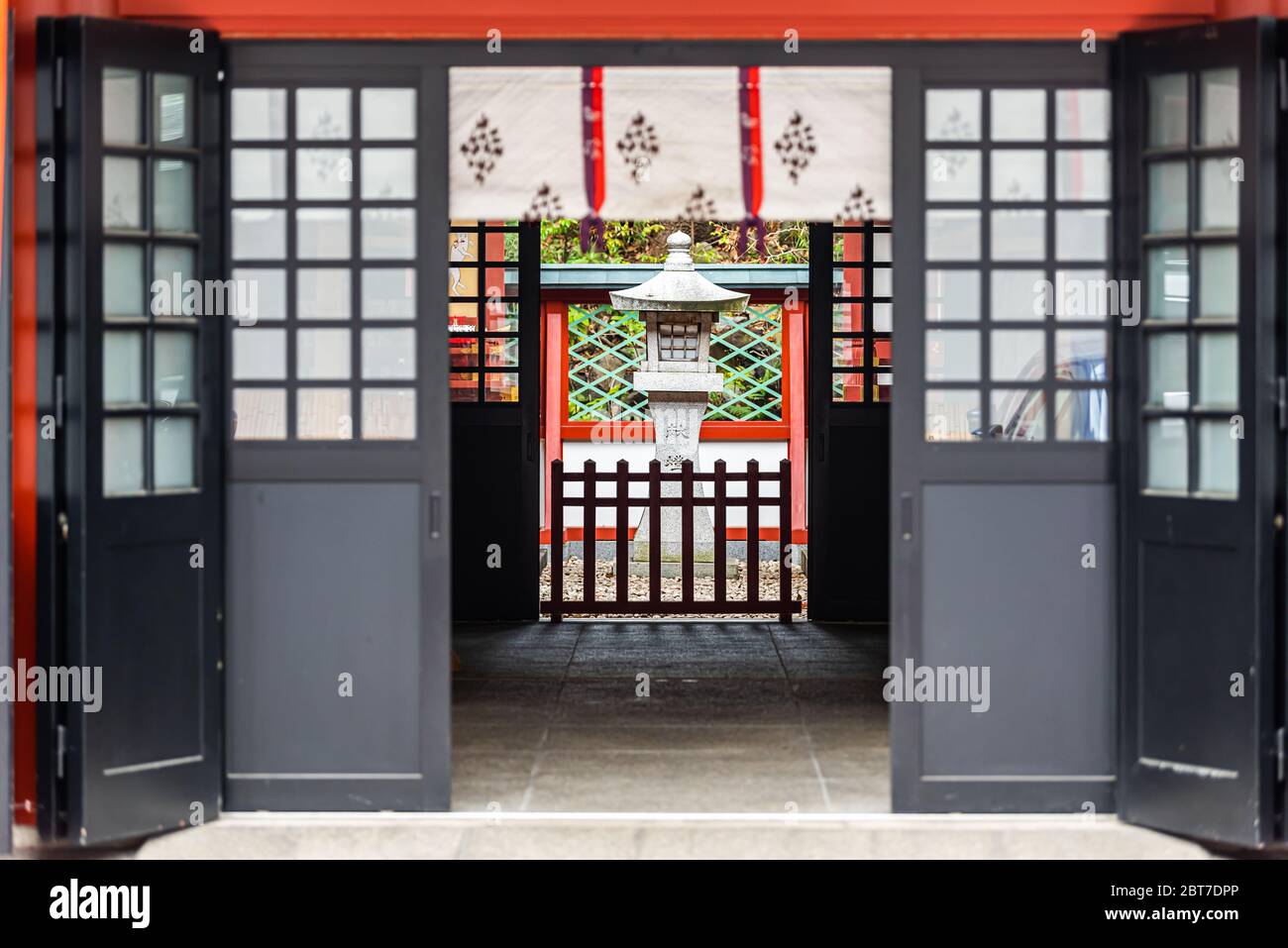 Tokio, Japan - 31. März 2019: Shinto Tempel öffnen Türen in der Nähe Hie Schrein Eingang mit Schiebetüren aus Papier, Stein Laterne im Garten und niemand Stockfoto