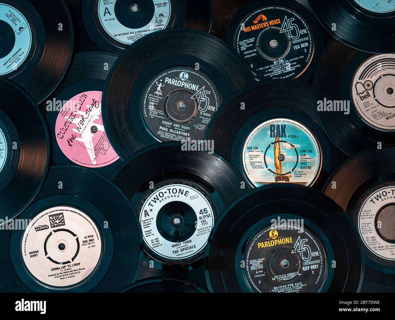 Auswahl an Vintage Vinyl 45rpm Singles mit verschiedenen Plattenlabels, die beliebte 7 Zoll Single wurde erstmals 1949 von RCA Victor veröffentlicht. Stockfoto
