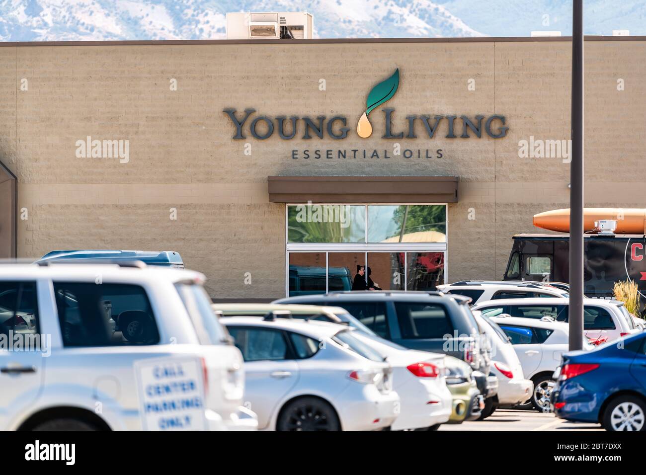 American Fork, USA - 29. Juli 2019: Young Living Essential Oils Member Services Business Company Lager in Utah mit Parkplatz Autos durch Zeichen entra Stockfoto