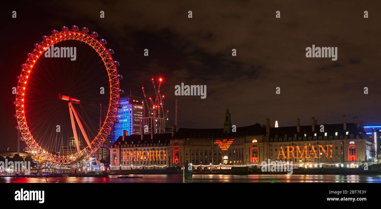 London bei Nacht auf der Themse mit den Lichtern an Stockfoto