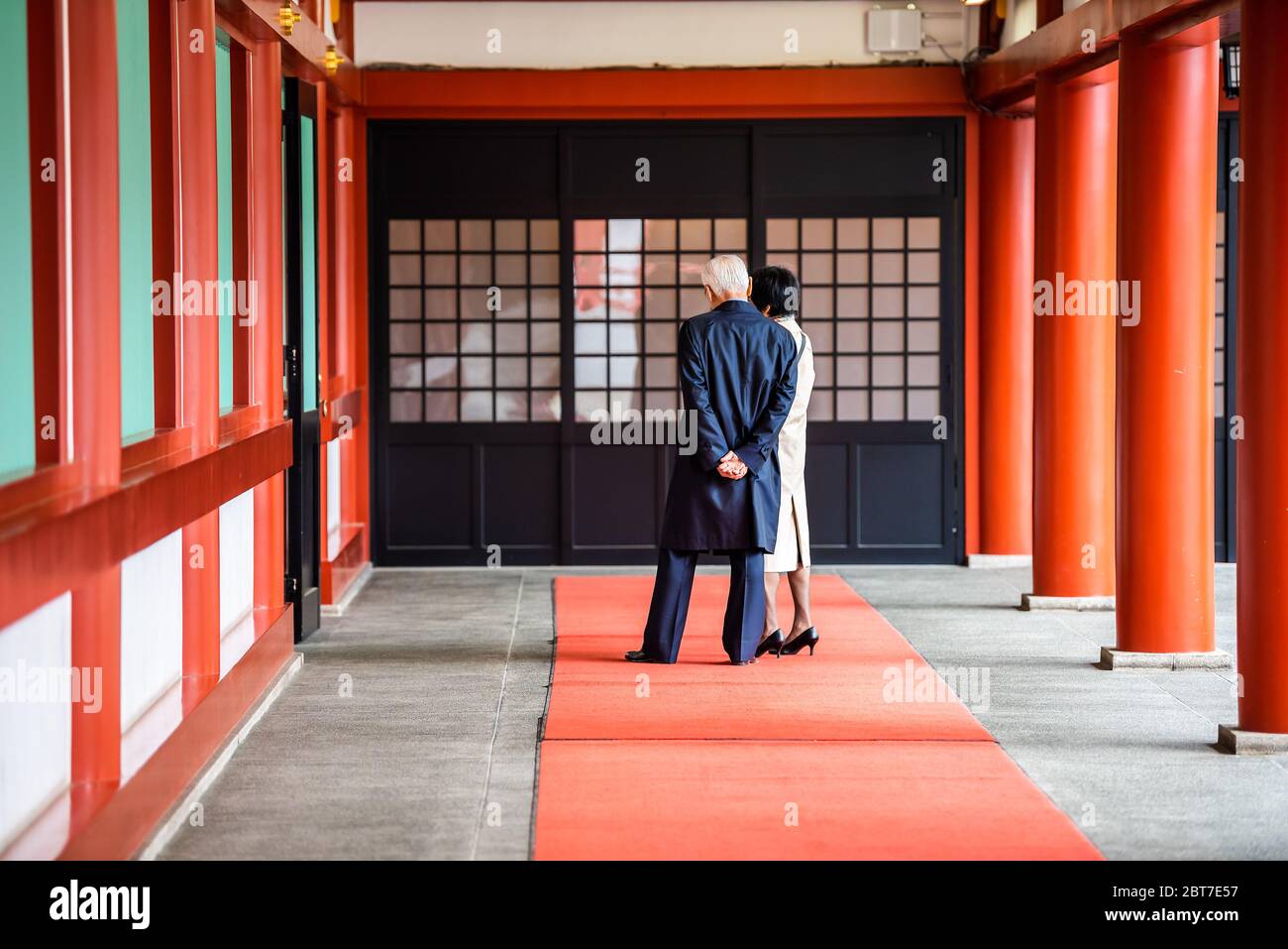 Tokio, Japan - 30. März 2019: Korridor Passage Halle des Hie Schrein mit Menschen Touristen Blick auf rot bunte Architektur durch Hof Stockfoto