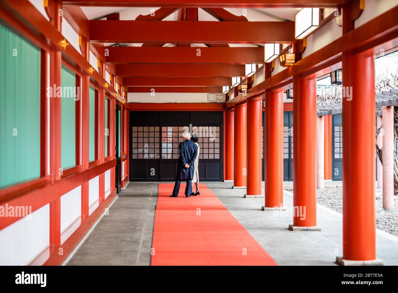Tokio, Japan - 30. März 2019: Korridor Passage Hall Pfad in Hie Schrein mit Menschen Touristen Blick auf rot bunte Architektur durch Hof Stockfoto
