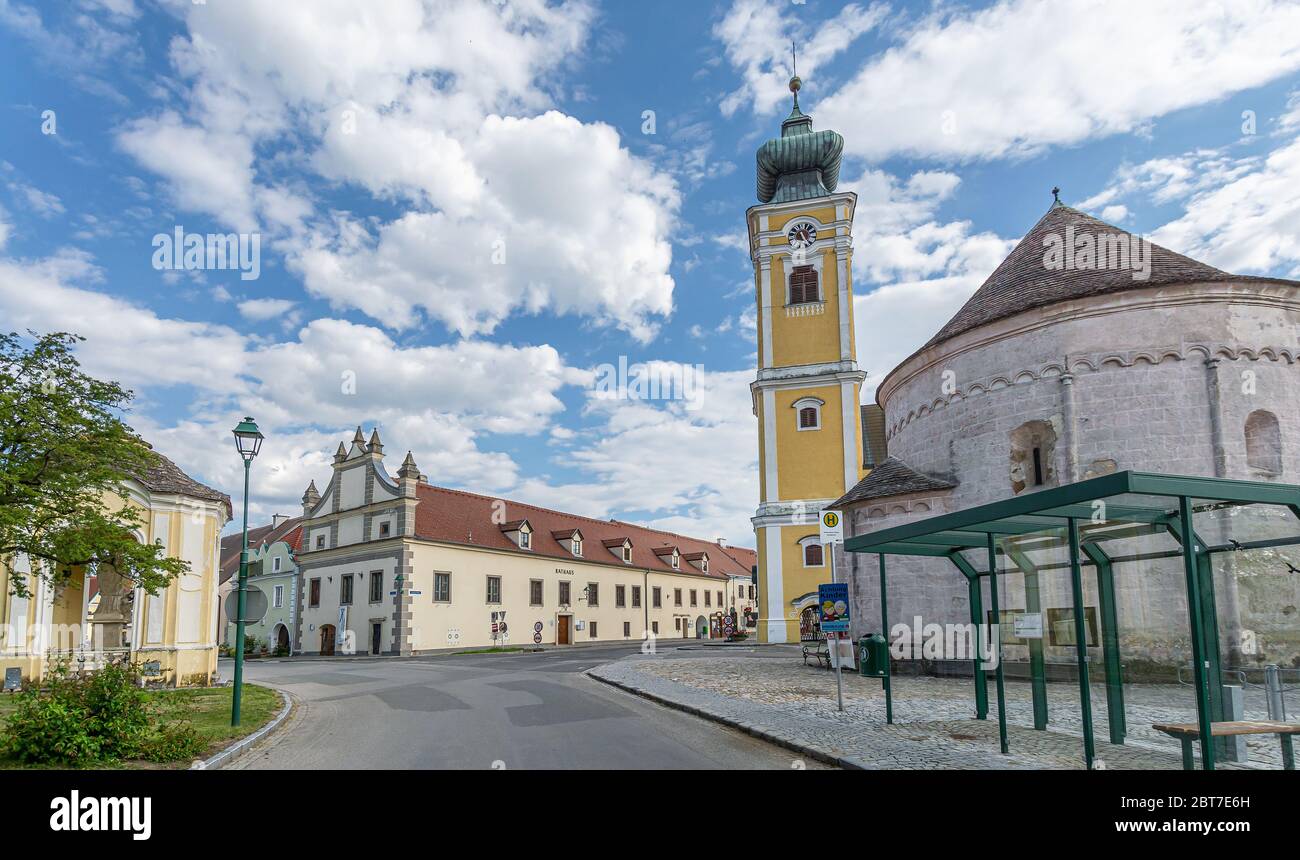 Schöne Häuser und Fassaden am historischen Hauptplatz von Hadersdorf-Kammern Stockfoto