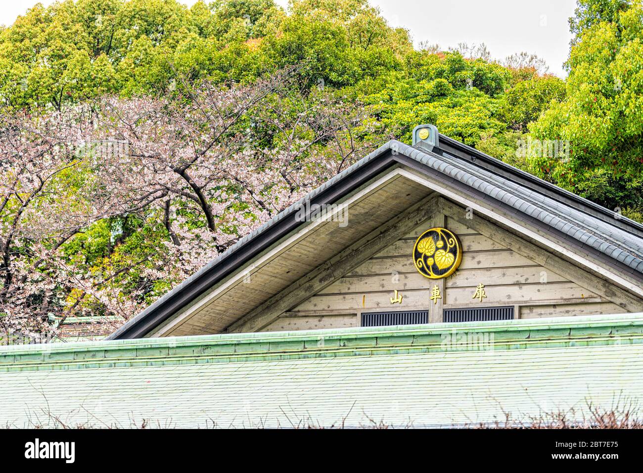 Tokio, Japan - 30. März 2019: Bau von Dachschild in Hie Schrein Tempelanlagen mit japanischer Architektur und Kirschblüten Bäume Stockfoto
