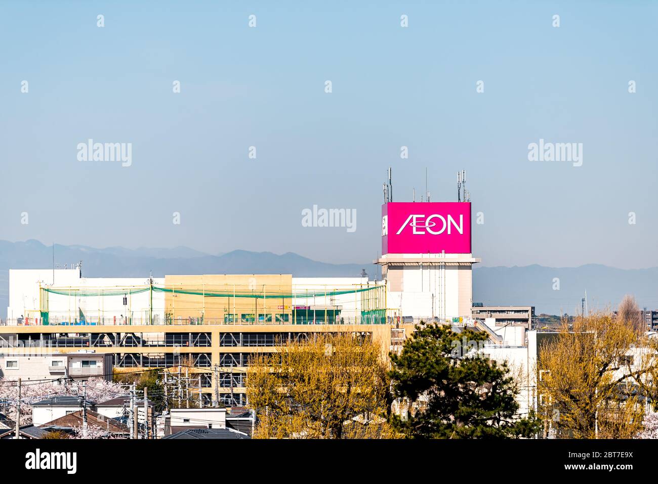 Tokio, Japan - 4. April 2019: Stadtbild tagsüber mit Blick auf Leon My Basket Firmenzeichen in Toshima ward City und buntem Logo Stockfoto