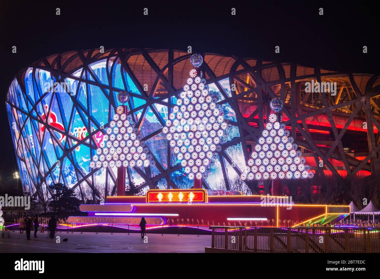 PEKING / CHINA - 7. Februar 2015: Nachtansicht des Pekinger Nationalstadions (Birds Nest), Austragungsort der Olympischen Sommerspiele 2008, im Olympischen Grün i Stockfoto