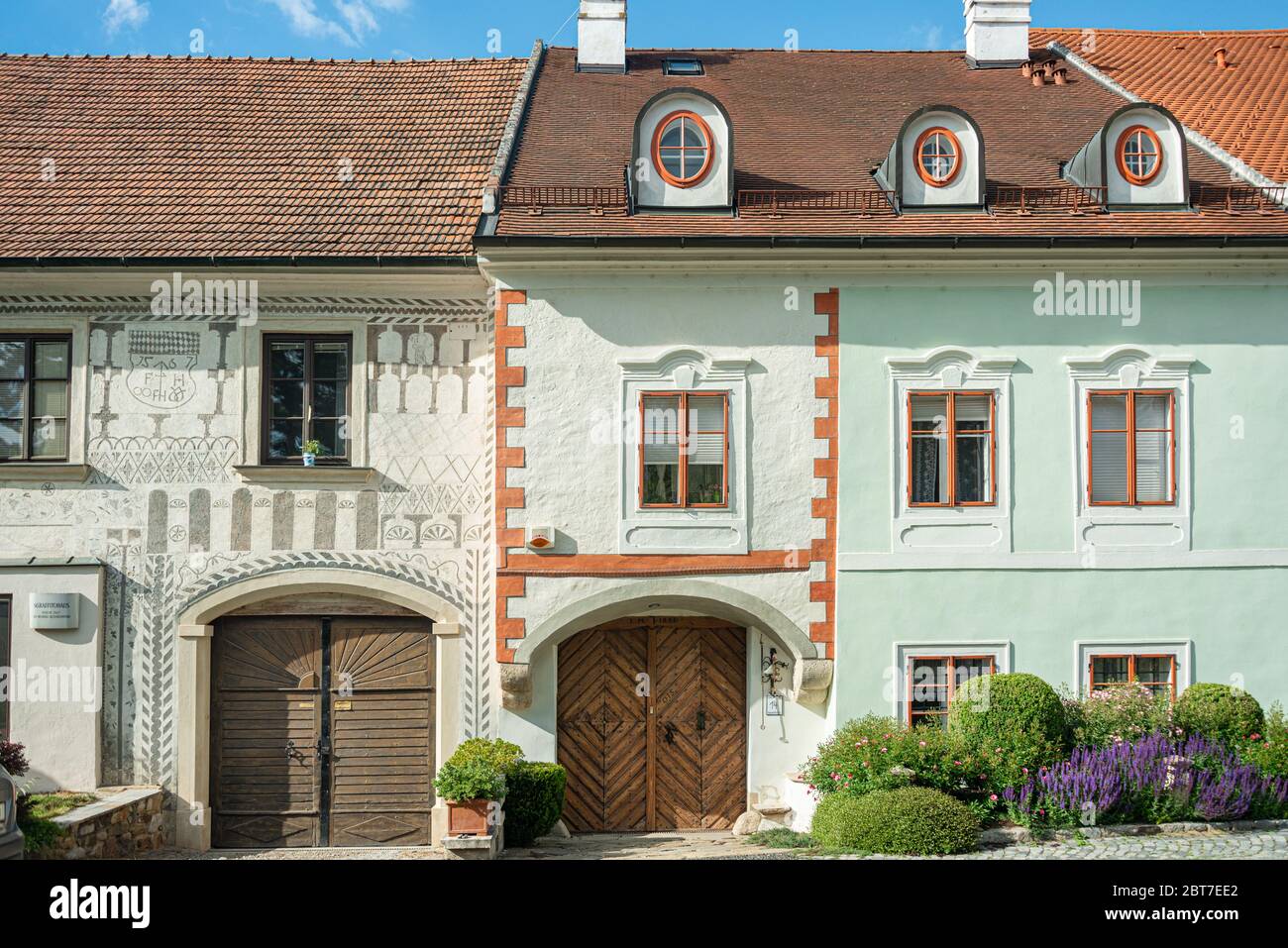 Schöne Häuser und Fassaden am historischen Hauptplatz von Hadersdorf-Kammern Stockfoto