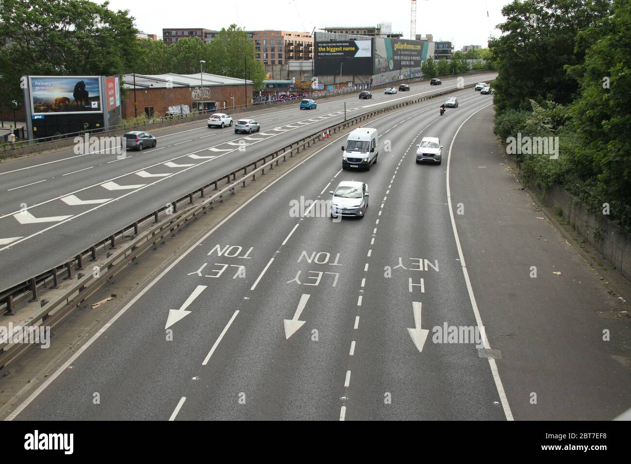 London - 23. Mai 2020: Leichter Verkehr auf der A12 zwischen Stratford und Hackney. Mit der Erleichterung der Sperrung in England, hat der Verkehr gradulllay begann zu holen mit einigen Menschen entscheiden, weiter von zu Hause nach neun Wochen der Sperrung fahren. Die Regierung hat die Öffentlichkeit aufgefordert, "Alarm zu setzen", da die Maßnahmen zur Sperrung des Coronavirus in England teilweise gelockert wurden. Fotos: David Mbiyu / Alamy News Live Stockfoto