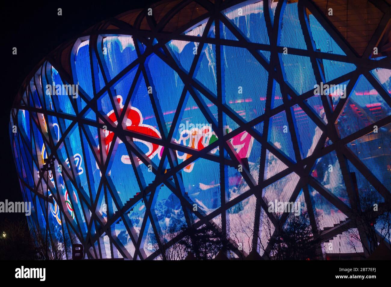 PEKING / CHINA - 7. Februar 2015: Nachtansicht des Pekinger Nationalstadions (Birds Nest), Austragungsort der Olympischen Sommerspiele 2008, im Olympischen Grün i Stockfoto