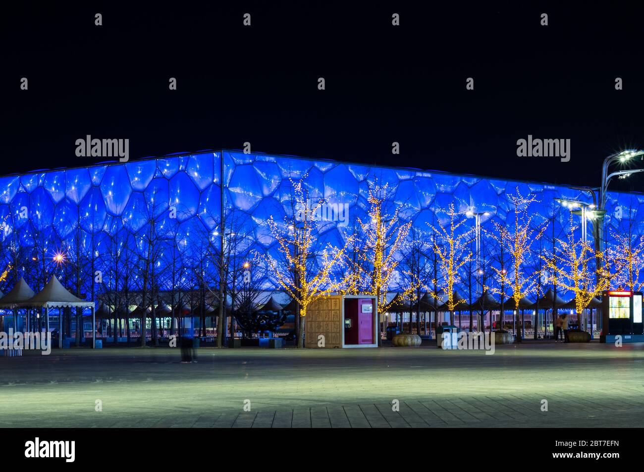 PEKING / CHINA - 7. Februar 2015: Nachtansicht des Pekinger Nationalen Aquatics Center (Water Cube) in Peking Olympic Park, Veranstaltungsort des Schwimm-Wettbewerb Stockfoto