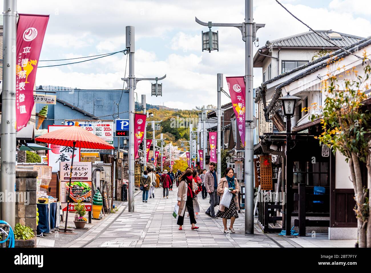 Uji, Japan - 14. April 2019: Traditionelle Dorfstadt mit Straße von Geschäften, die grüne Teesorten verkaufen und Touristen, die Leute laufen Stockfoto