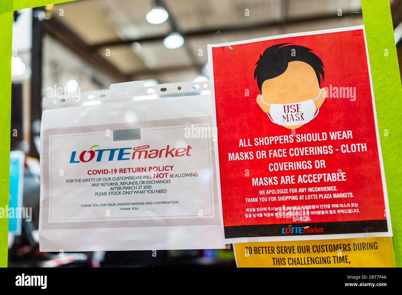 Herndon, USA - 21. Mai 2020: Unterzeichnen Sie innen koreanischen Lotte Supermarkt fragen Kunden, Gesichtsbedeckungen oder Maske zu tragen und keine Rückgaberecht d Stockfoto