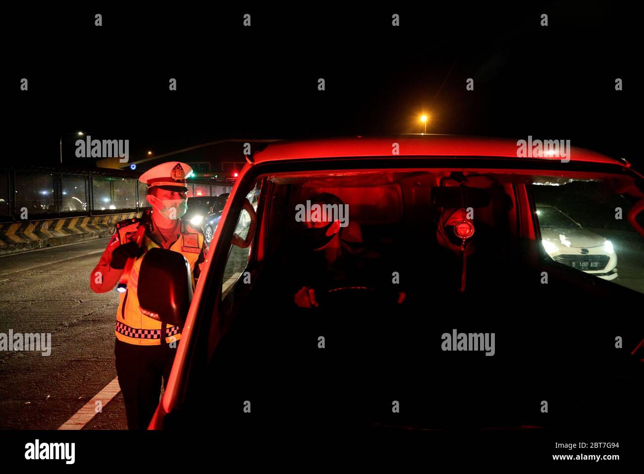 Bandung Regency, West Java, Indonesien. Mai 2020. Polizeibeamte überprüfen die Vollständigkeit der Identität und des Reiseschreibens am Cileunyi toll Gate, Bandung Regency, West Java, Indonesien. Inspektion von Fahrzeugen bis zu fünf Tage nach dem Eid al-Fitr gehalten wird, um die Verbreitung der Öffentlichkeit, die Heimkehr, um die Ausbreitung der Coronavirus-Krankheit zu verhindern soll Ziel: Agvi Firdaus/ZUMA Wire/Alamy Live News Stockfoto