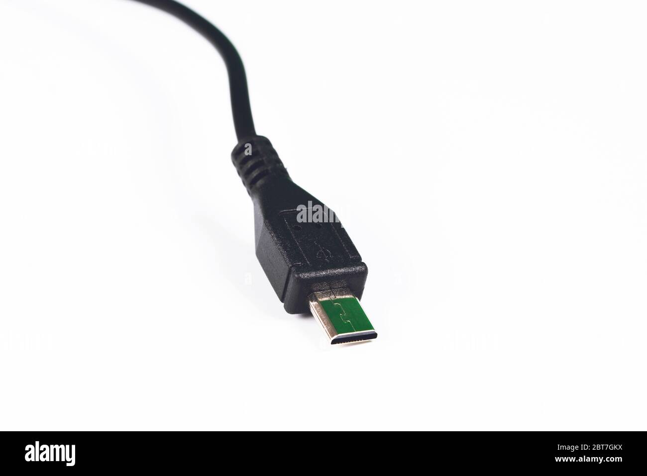 Schwarz Micro-USB-Kabel auf weißem Hintergrund Stockfoto